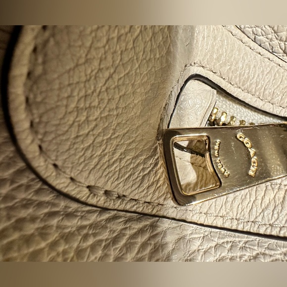100% Authentic Coach white leather purse.  Very good condition.  Smells like new - Picture 7 of 13